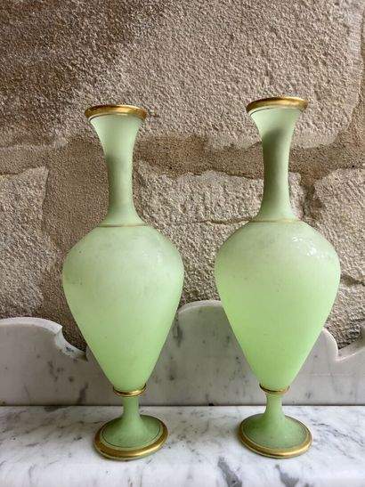 null Deux vases modèle antique, deuxième partie du XIXe siècle

En verre dépoli à...