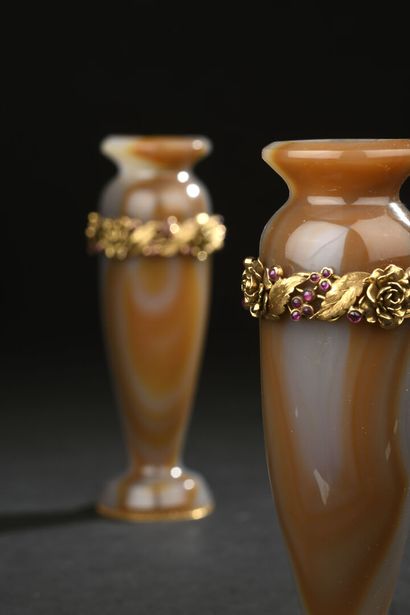 null VENTRELLA
Paire de vases balustres en agathe, monture et base en or à décor...