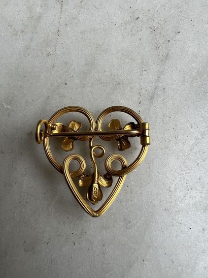 null Petite broche en or vers 1900 
En forme de coeur à décor naturaliste orné de...