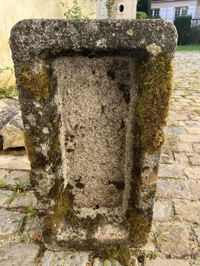 null Auge en granit monolithe. 
H.30, L.88, P. 48 cm
