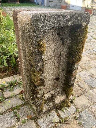 null Trough in monolithic granite. 
H.30, L.88, P. 48 cm
