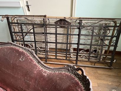 null Lot comprenant un canapé Napoléon III et trois lits en fer
H. 100 L. 175 P....