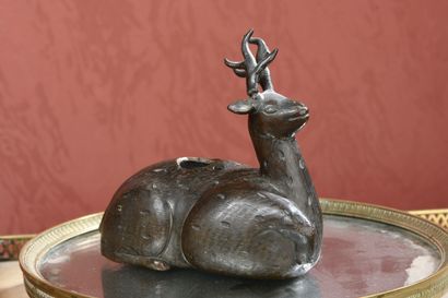 CHINE, XVIIe siècle
Cerf en bronze 
H. 1...