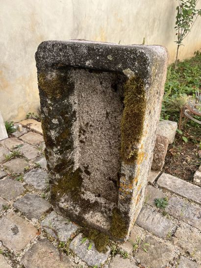 null Auge en granit monolithe. 
H.30, L.88, P. 48 cm

