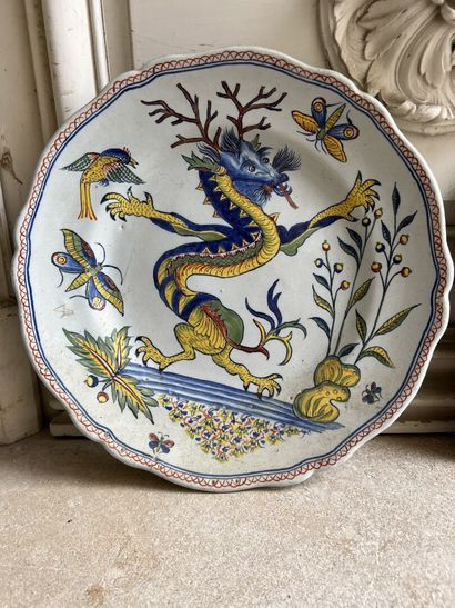 null MANNETTE including: a small vase MURANO with decoration of dolphins, a plate...