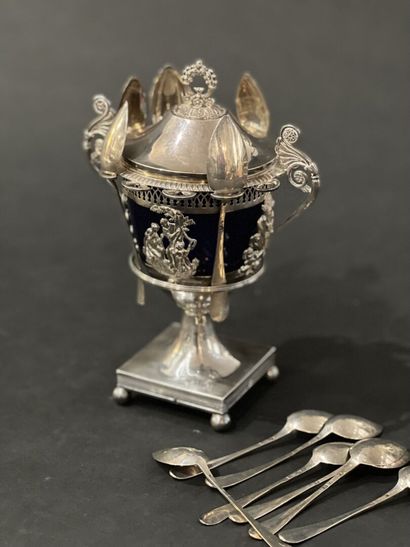 null Confiturier en argent, 1818-1838
À décor de palmettes et personnages au pied...