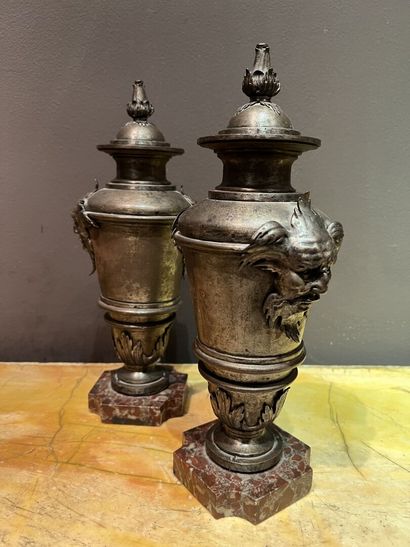 null Paire de vases couverts en fer forgé, fin XVIIe-début XVIIIe siècle
À décor...