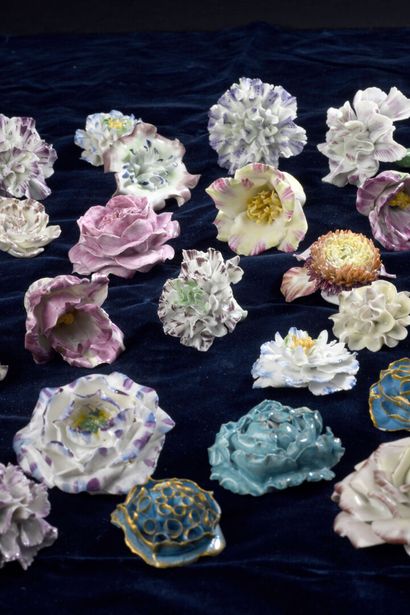 Lot of thirty-two porcelain flowers, 18th...
