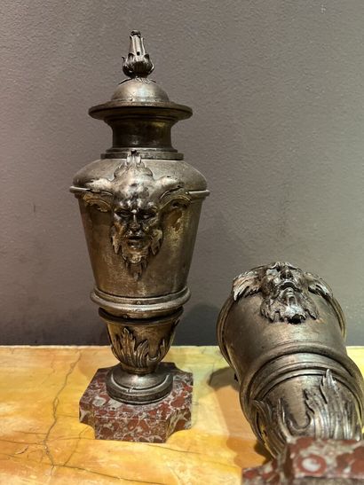 null Paire de vases couverts en fer forgé, fin XVIIe-début XVIIIe siècle
À décor...