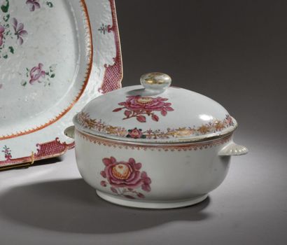 null CHINE, XVIIIe siècle
Terrine en porcelaine à décor de la famille rose à décor...