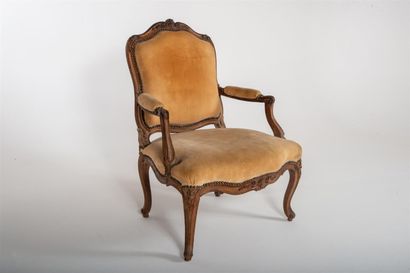 null Fauteuil en bois mouluré et sculpté estampillé N. Heurtaut d'époque Louis XV
À...