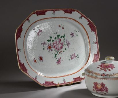 CHINE, XVIIIe siècle
Plat octogonal en porcelaine...