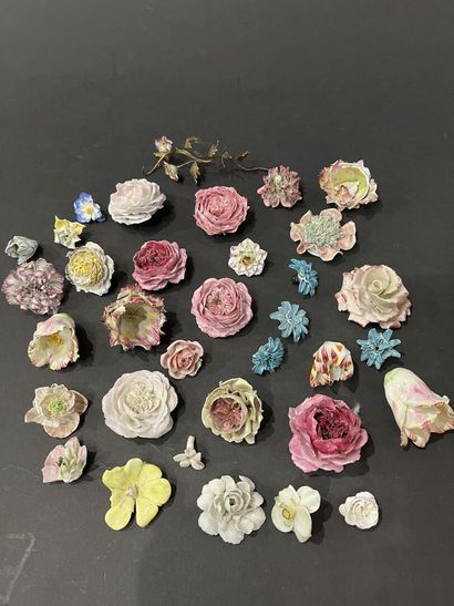 Lot of about fifty flowers in porcelain,
18th...