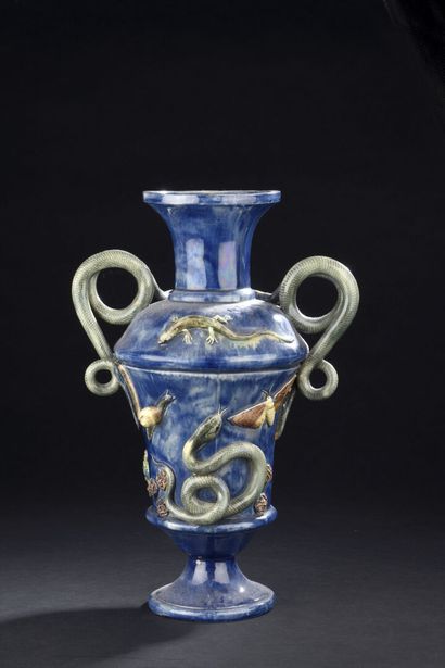 null PARIS, vers 1880
Vase en céramique émaillé à décor de papillons, lézards et...