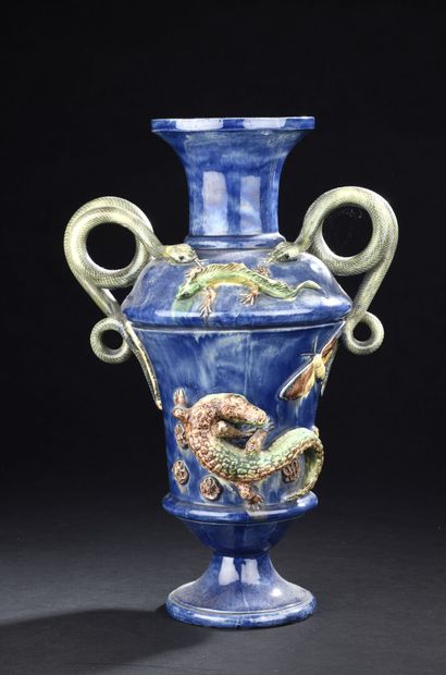 null PARIS, vers 1880
Vase en céramique émaillé à décor de papillons, lézards et...