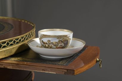null MEISSEN, XVIIIe siècle
Tasse à thé et sa sous-tasse en porcelaine à décor de...