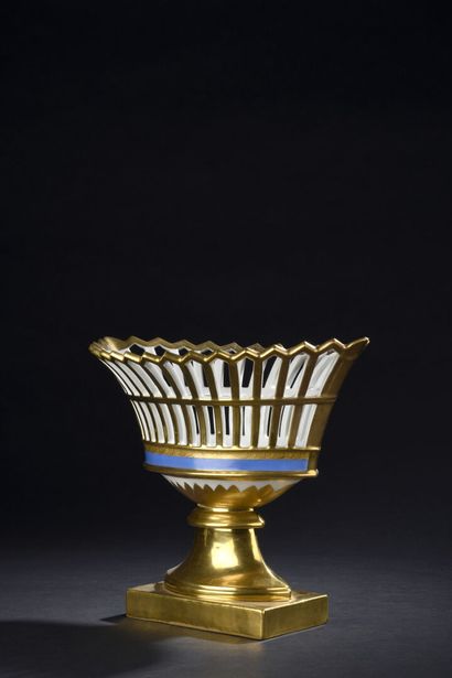 null PARIS, Empire period
Porcelain openwork shuttle cup resting on a gold pedestal....