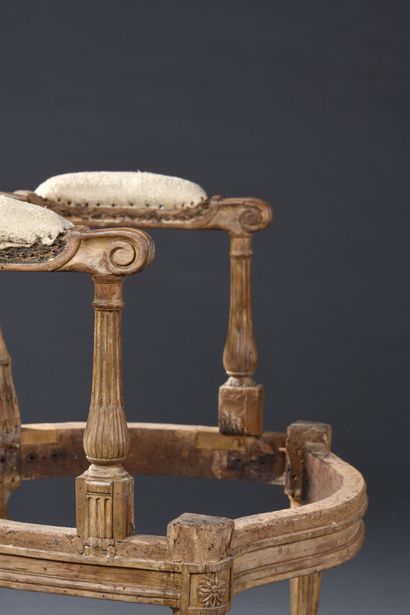 null Fauteuil en bois mouluré et sculpté d'époque Louis XVI par Georges Jacob
À dossier...