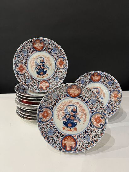 null JAPON, Imari, XIXe
Suite de douze assiettes en porcelaine imari
D.22,5 cm
Petits...