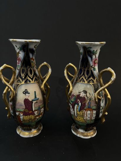 null Bayeux ?
Paire de vases en porcelaine à décor polychrome de chinois et fleurs...