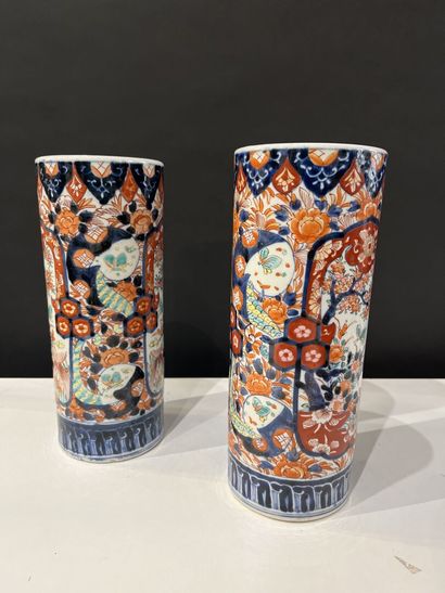 null Paire de vases rouleau en porcelaine Imari, Japon époque Meiji (1868-1912) 
A...