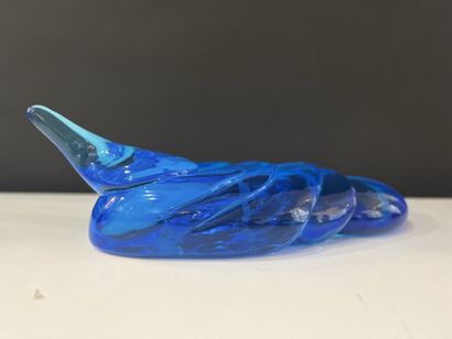 Sculpture formant une coulure en verre bleu...