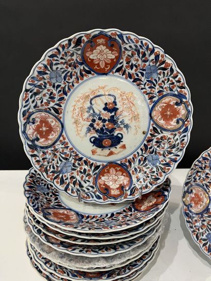 null JAPON, Imari, XIXe
Suite de douze assiettes en porcelaine imari
D.22,5 cm
Petits...