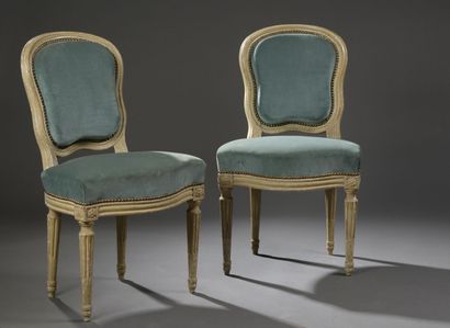 null Paire de chaises en bois mouluré et sculpté attribuées à Philippe Pluvinet,...