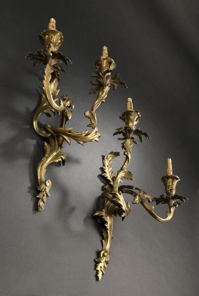 null Paire d'appliques à deux bras de lumière en bronze doré de style Louis XV, XIXe...