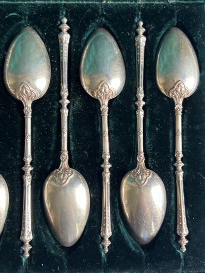 null Suite of twelve silver mocha spoons,
end of the 19th century
With pyriform decoration...