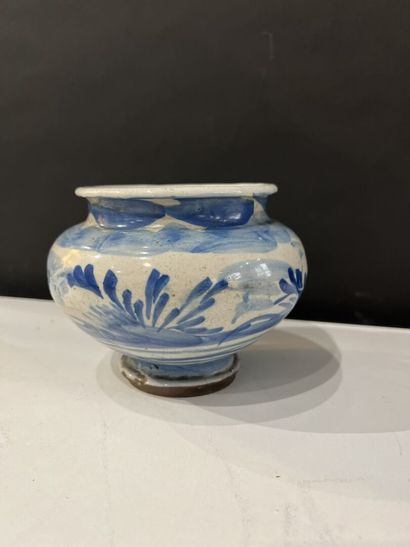 null ITALIE, XVIIIe siècle
Vase ovoïde en faïence à décor en camaïeu bleu de feuillage...