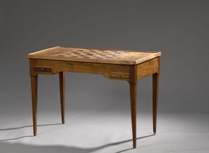 null Natural wood tric-trac table, late Louis XVI period
Opening to a tray, it rests...