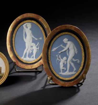 null SÈVRES ou PARIS, fin du XVIIIe siècle
Deux médaillons ovales en biscuit à décor...