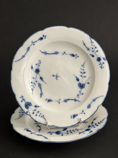 null CHANTILLY, 18th century
Two soft porcelain plates with contoured edges decorated...