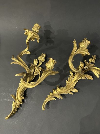 null Paire d'appliques en bronze ciselé et doré de style Louis XV, vers 1880
À deux...