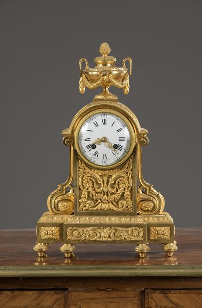 null Pendule borne en bronze ciselé et doré de style Louis XVI
À décor de rinceaux...