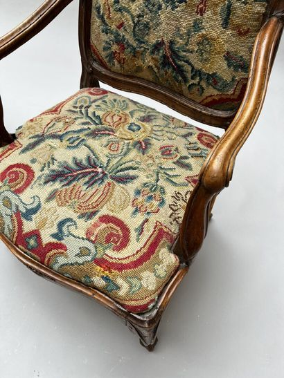 null Pair of armchairs with frame in molded and carved fruitwood, Italian work of...