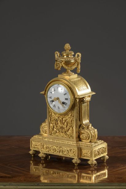 null Pendule borne en bronze ciselé et doré de style Louis XVI
À décor de rinceaux...