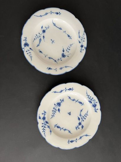 null CHANTILLY, XVIIIe siècle
Deux assiettes en porcelaine tendre à bord contourné...