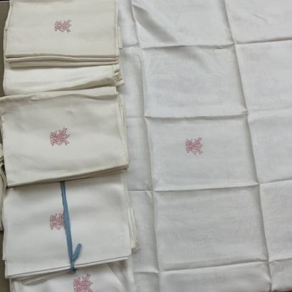 null Suite de vingt serviettes en damas de lin, époque Second Empire, décor d'une...