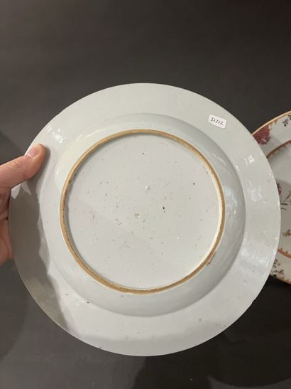 null CHINE, XVIIIe siècle, période Qianlong
(1736-1795)
Deux assiettes en porcelaine...
