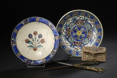KÜTAHYA, early 20th century
Two small dishes
Siliceous...