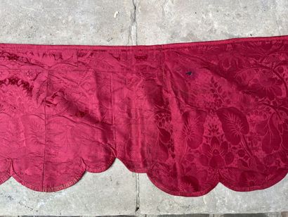 null Scalloped bed slope in damask, Louis XV period, raspberry damask decorated with...