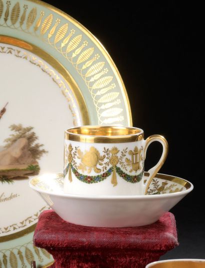 null Tasse de forme litron et sa soucoupe, début du XIXe siècle
En porcelaine à décor...