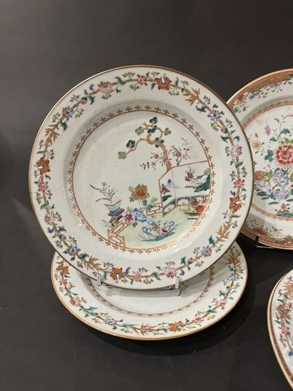 null CHINE, XVIIIe siècle, période Qianlong
(1736-1795)
Six assiettes en porcelaine...