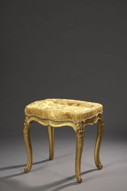 null Tabouret en bois mouluré et sculpté estampillé Tilliard d'époque Louis XV
La...