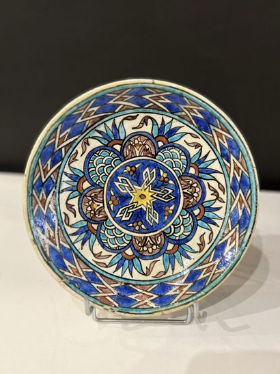null KÜTAHYA, early 20th century
Two small dishes
Siliceous paste with polychrome...