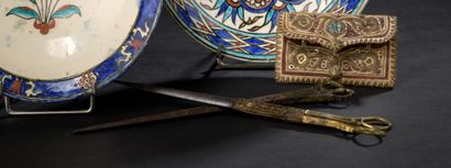 null TURQUIE, fin XVIII-XIXe siècle
Deux paires de ciseaux en acier, laiton et laiton...