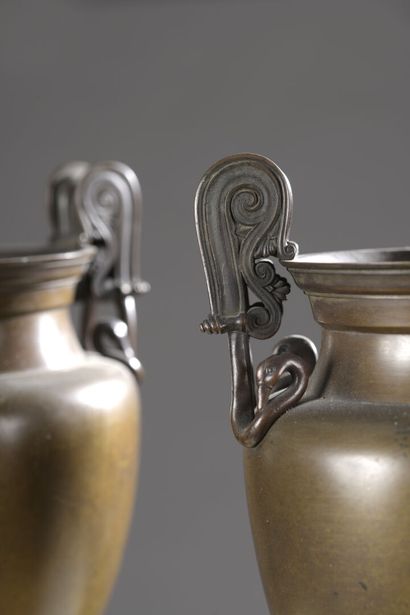 null Paire de vases cratère en bronze patiné, vers 1820
Le socle en marbre jaune...