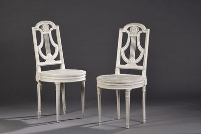 null Paire de chaises cannées en bois mouluré et sculpté d'époque Louis XVI
À dossier...